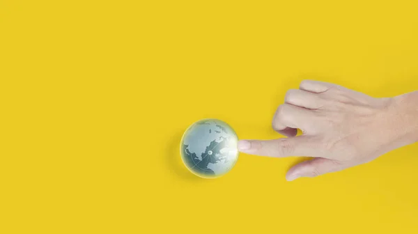 Globo, tierra en mano, sosteniendo nuestro planeta brillando. Imagen terrestre p — Foto de Stock