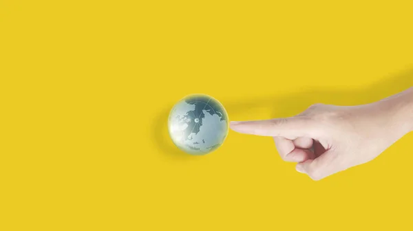 Globo, tierra en mano, sosteniendo nuestro planeta brillando. Imagen terrestre p — Foto de Stock