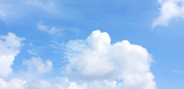 Tomma vita moln på blå himmel — Stockfoto