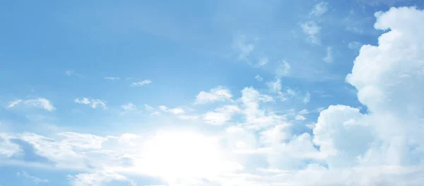 Nube blanca vacía en el cielo azul —  Fotos de Stock