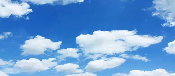 Lege witte wolk op blauwe lucht — Stockfoto