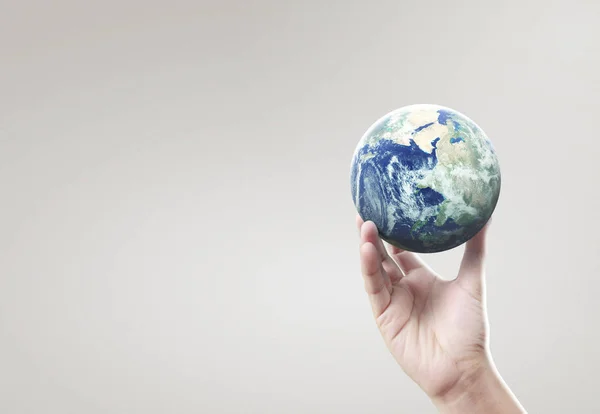 Globo, terra na mão, segurando nosso planeta brilhando. Imagem da Terra pr — Fotografia de Stock