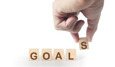 Yaratıcı fikir ve yenilik kavramı. Elde tahta küp bloğu 