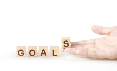 Yaratıcı fikir ve yenilik kavramı. Elde tahta küp bloğu 