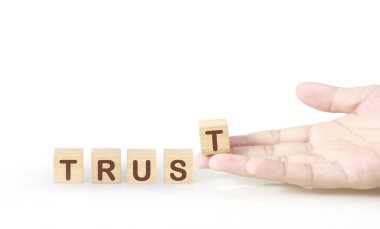 Yaratıcı fikir ve yenilik kavramı. Elde tahta küp bloğu 