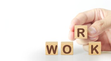 Yaratıcı fikir ve yenilik kavramı. Elde tahta küp bloğu 