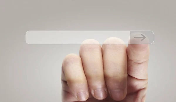 Руки касаются экрана кнопки Интерфейс глобальной связи custome — стоковое фото