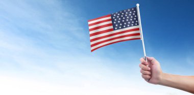 Amerikan bayrağıyla el ele tutuşmak. Amerikan bayrağı elinde