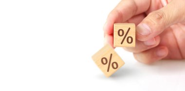 Yaratıcı fikir ve yenilik kavramı. Elinde sembol olan tahta küp bloğu