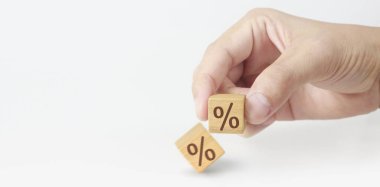 Yaratıcı fikir ve yenilik kavramı. Elinde sembol olan tahta küp bloğu