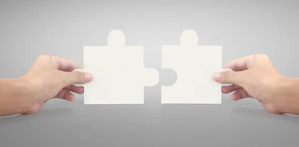 Hand Des Verbindenden Puzzles Konzept Der Teamarbeit Isoliert — Stockfoto