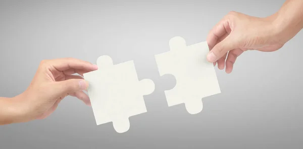 Hand Van Het Aansluiten Van Puzzel Concept Van Teamwork Geïsoleerd Stockafbeelding