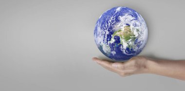 Dünya, insan elinde, gezegenimizi parıl parıl tutuyor. Dünya resmi Nasa tarafından sağlandı