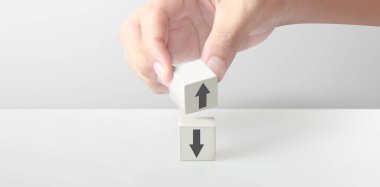 Yaratıcı fikir ve yenilik kavramı. sembollü küp bloğu