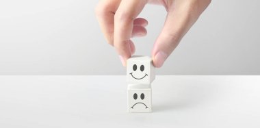 Yaratıcı fikir ve yenilik kavramı. sembollü küp bloğu