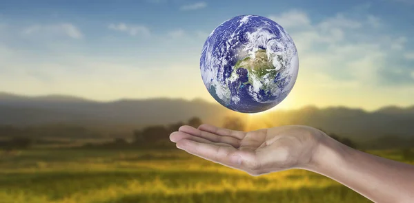 Globo Terra Mão Humana Segurando Nosso Planeta Brilhando Imagem Terra — Fotografia de Stock