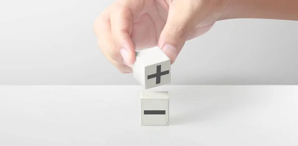 Concept Idée Créative Innovation Bloc Cube Main Avec Symbole — Photo
