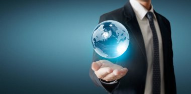 Dünya, insan elinde, gezegenimizi parıl parıl tutuyor. Dünya resmi Nasa tarafından sağlandı