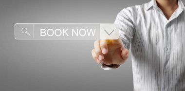 Eller düğme ekran arayüzüne dokunuyor küresel bağlantı müşteri ağ veri alışverişi