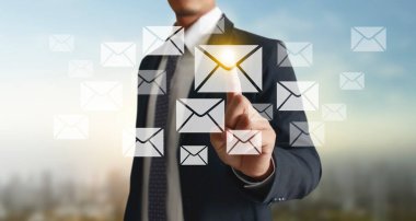 Eller düğme ekran arayüzüne dokunuyor küresel bağlantı müşteri ağ veri alışverişi