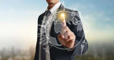 Eller düğme ekran arayüzüne dokunuyor küresel bağlantı müşteri ağ veri alışverişi