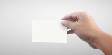 Elinde bir kartvizit tasarımı var.