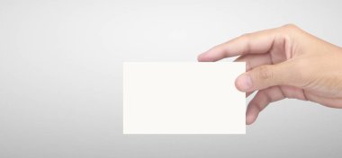 Elinde bir kartvizit tasarımı var.