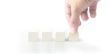 Yaratıcı fikir ve yenilik kavramı. sembollü küp bloğu