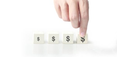 Yaratıcı fikir ve yenilik kavramı. sembollü küp bloğu