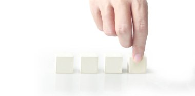 Yaratıcı fikir ve yenilik kavramı. sembollü küp bloğu