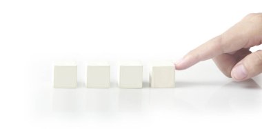 Yaratıcı fikir ve yenilik kavramı. sembollü küp bloğu