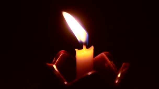 Lumière aux bougies sur fond noir