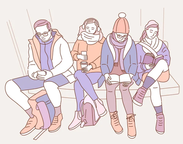 Quatre Amis Lisant Des Livres Smartphone Assis Sur Canapé Illustration — Image vectorielle