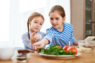 Bel iki portre kadar kızlar mutfakta yemek, küçük bir öğretim ablası kopyalama alanı