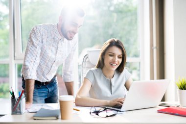 İki başarılı modern girişimci gülümseyen güneşli Office masada birlikte çalışırken portresi