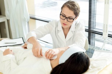 Güzel sarışın güzellik uzmanı güzellik bakımı ve temiz office süre tıbbi prosedürler için istemci hazırlanıyor portresi