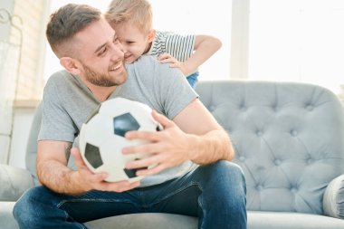 Futbol severler birbirlerinin zevk evde süre alarak şirket neşeli aile kırmak futbol oynamaktan iç arka plan üzerinde rahat oturma odası