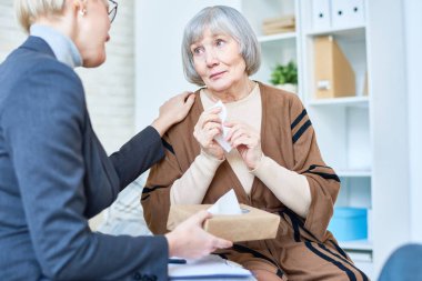 Kadın psikolog terapi oturumu sırasında kopya alanı hapsetmesi depresif yaşlı kadın portresi