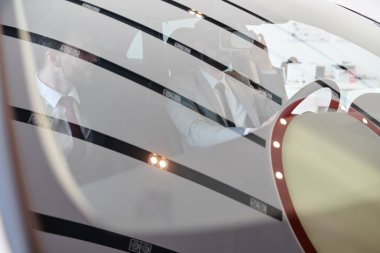 Lüks araba, direksiyonuna oturan Vr kulaklık takan yakışıklı sakallı işadamı portresi açık araba pencereden ateş