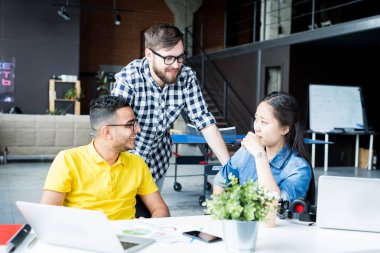 Baþlangýç projelerini bu açık alan ofiste çalışırken geliştiricileri firma tartışırken yaratıcı iş takım portresi