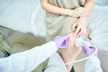 Doktor resepsiyonda kadın diz kırpma yakından görmek