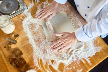 Erkek Şef Close-up rulo hamur masaya