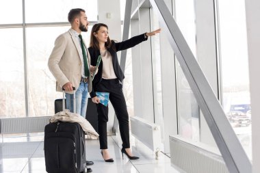 Uçak Biletleri ve modern Havaalanı bir geçit yürüme bavul holding modern çift tam uzunlukta portresi