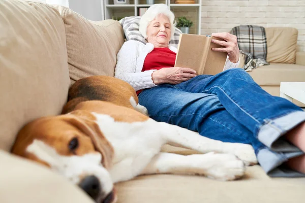 Full Length Portrait White Haired Senior Woman Resting Couch Reading — Stock Photo, Image