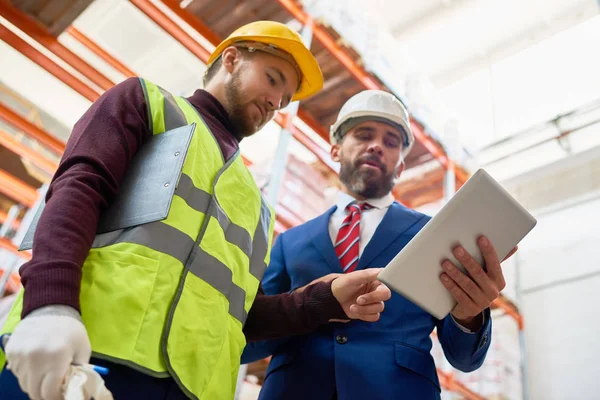 초상화의 사업가 Hardhat 디지털 태블릿을 공간을 작업자에 이야기 — 스톡 사진