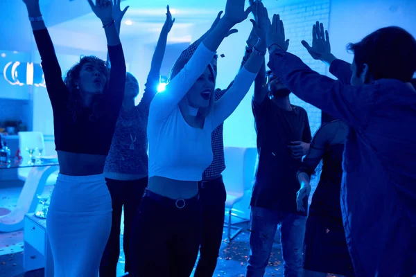 一群现代年轻人在私人家庭聚会上跳舞 演奏音乐 关注美丽的女孩高五 被蓝光照亮 — 图库照片