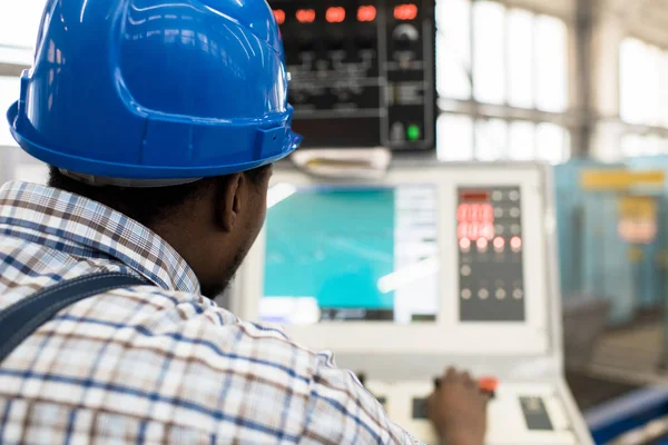 Vista Trasera Del Ajetreado Ingeniero Afroamericano Hardhat Protección Azul Que — Foto de Stock