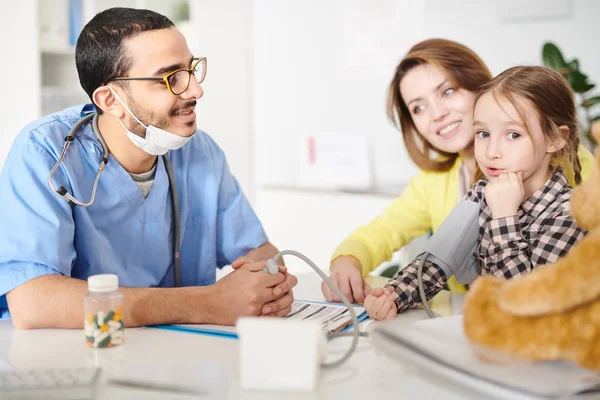Portrait Cheerful Middle Eastern Pediatrician Measuring Blood Pressure Cute Little — Stock Photo, Image
