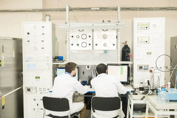 Achteraanzicht Van Geconcentreerde Mannelijke Fabriek Lab Technicus Informatie Bekijken Computer — Stockfoto