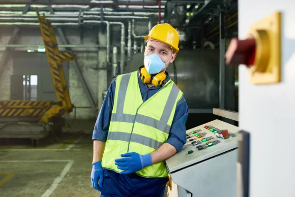 Midja Upp Porträtt Ung Fabriksarbetare Bär Hardhat Och Skyddande Maskera — Stockfoto